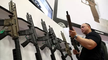 Exhibición de rifles en una convención de la NRA (Archivo)