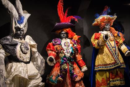 Exhibición de trajes típicos en el Museo del Carnaval
