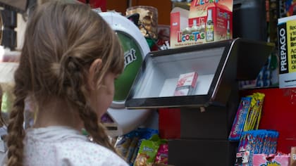 Exhibidor cercano a las golosinas, ubicado a la altura de la vista de los niños