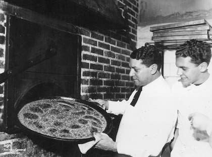 Exhibiendo la famosa fainá de Banchero. s/f.
AR-AGN-AGN01-AGAS-Ddf-rg-850-319603