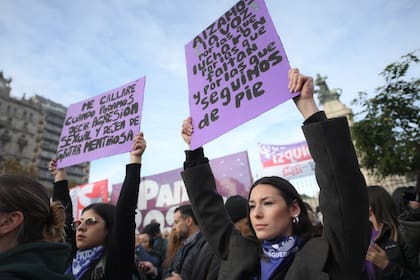 “Exigimos la renuncia del ministro de Seguridad Juan Pablo Quinteros y la destitución de los fiscales Raúl Garzón e Iván Rodríguez por la desidia organizada del Poder Judicial que la desprotegió y garantizó la impunidad. Este caso sintetiza las violencias institucionales a las que nos somete el Estado”, expresaron