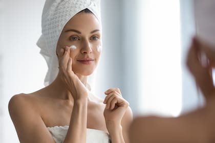 Existe un binomio médico-cosmetológico, es decir, un trabajo conjunto en el que se complementa el trabajo de la cosmetóloga con el de los médicos que derivan en distintos tratamientos