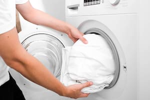 El eficaz truco para evitar que la ropa blanca se ponga amarilla