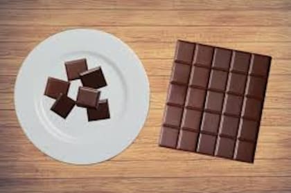 Existe una forma de reorganizar una barra de chocolate y obtener un trozo sobrante