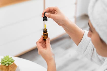Existe una gran variedad de aceites esenciales que se pueden ayudar al cuidado de las uñas