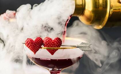 Existen algunos estudios preliminares que describen que cuánto más enamorados y más satisfechos estamos con nuestra pareja, más solemos pensar que es más atractiva que nosotros mismos