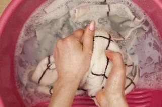 Así podés lavar los trapos de cocina y dejarlos impecables sin manchas ni bacterias