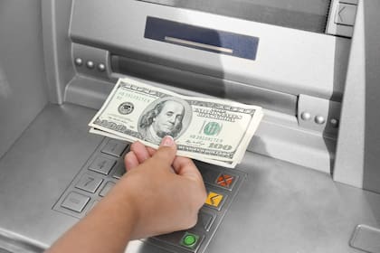 Existen cajeros automáticos que expenden dólares desde la cuenta de los clientes en esa divisa