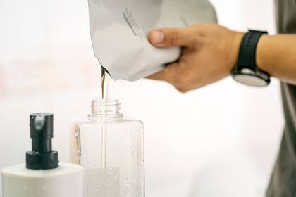 Existen champús y lociones capilares que pueden ayudar a fortalecerlo