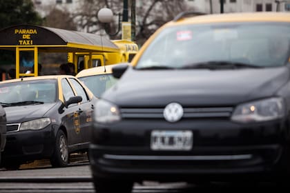 Existen diferentes aplicaciones móviles que unen a taxistas con pasajeros, mientras que otras buscan hacer lo mismo con los remises