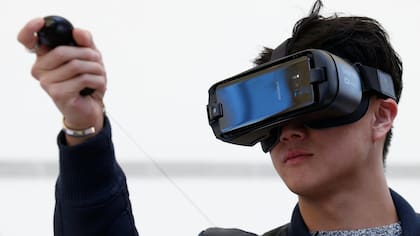 Existen diferentes modelos de visores de realidad virtual, como el Gear VR de Samsung, compatible con la línea de celulares Galaxy