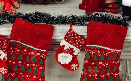 Existen diferentes tipos de calcetines de Navidad, donde varían modelos, diseños, colores y telas (Pexels/IrinaIriser)
