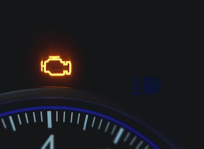 Existen diferentes variables que pueden provocar el encendido de la luz en el tablero del auto