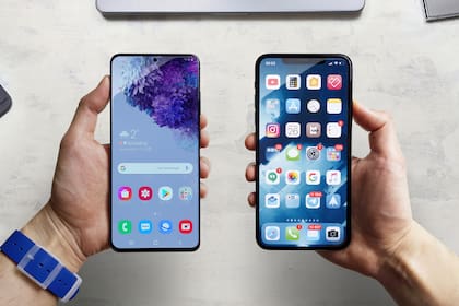 Existen diversas formas de pasar información de un celular Android a un iPhone