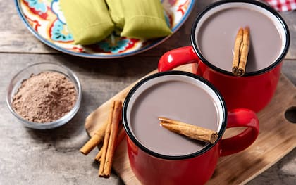 Existen diversas versiones del atole y algunos de ellos incluyen frutas naturales, como el atole de guayaba (elpoderdelconsumidor.org)