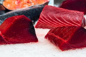 Europa alerta por la adulteración química del color del atún: ¿es peligroso para la salud?