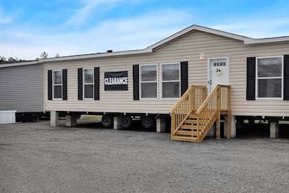 Existen dos tipos principales: la single wide, más compacta, y la double wide, más amplia y flexible