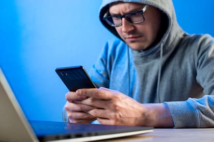 Existen múltiples indicios que pueden alertar sobre un celular monitoreado, como la descarga repentina de la batería o el sobrecalentamiento del dispositivo