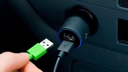 Existen tomas que se adaptan al encendedor del auto y permiten conectar los celulares al estéreo del vehiculo