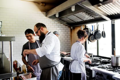 Existen trabajos en Florida y EE.UU. para los que no se requiere hablar inglés, como los empleados de cocina