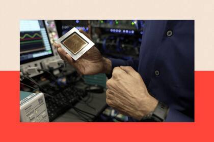 Existen varias versiones de TPU: Ironwood es la más reciente. Las TPU forman parte de la estrategia global de Sundar Pichai para controlar toda la cadena de suministro científica, desde el silicio hasta los datos, incluyendo los modelos de IA y todo lo demás.