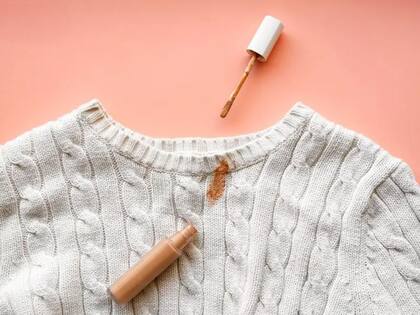 Existen varios trucos caseros para quitar las manchas de maquillaje de la ropa