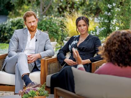 Existieron varias llamadas para recomponer las relaciones entre los duques de Sussex y la reina, luego de las repercusiones por las polémicas declaraciones que hizo la pareja en la entrevista que concedieron a Oprah Winfrey. (Photo by Harpo Productions/Joe Pugliese via Getty Images)