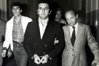 Mario Firmenich fue condenado por el intento de asesinato de Juan Alemann y el asesinato de Francisco Soldati. Menem lo indultó.