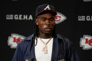 Exnovia de receptor de Chiefs presenta demanda por múltiples agresiones físicas durante año y medio