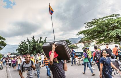 ÉXODO. Según la encuesta de la firma Datos Group publicada en marzo último, 4 de cada 10 venezolanos quieren irse del país en los próximos 12 meses para escapar de la grave crisis económica