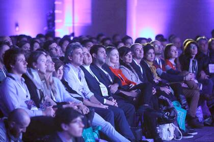 El público presta atención a los casos de éxitos de los principales emprendedores de la Argentina