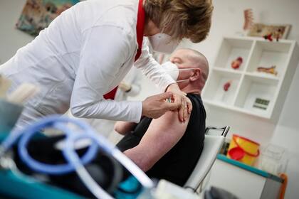 Experimentar efectos secundarios es común y muchas veces es una señal de que el sistema inmune está respondiendo bien