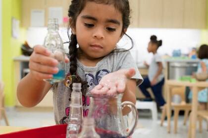 Experimentar y descubrir es una de las bases del método Montessori