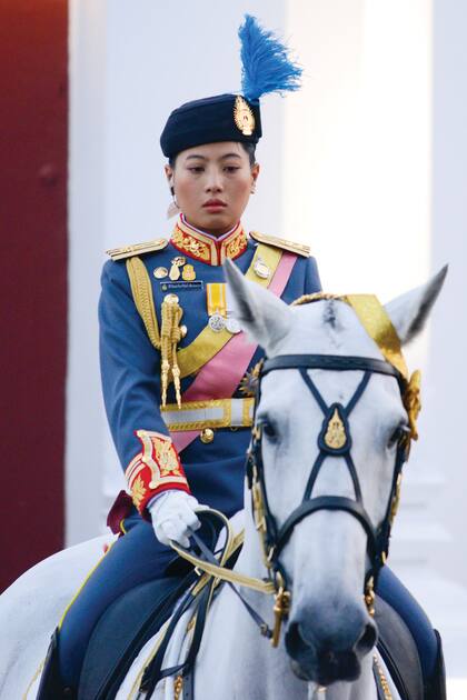 Experta amazona, Su Alteza Real en 2017, en la procesión que escoltó las cenizas del rey Bhumibol Adulyadej, en Bangkok.