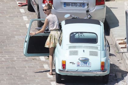 Experta pilota, la periodista y aristócrata italiana suele moverse por el pequeño principado a bordo de otro clásico, un Fiat 500 acqua.