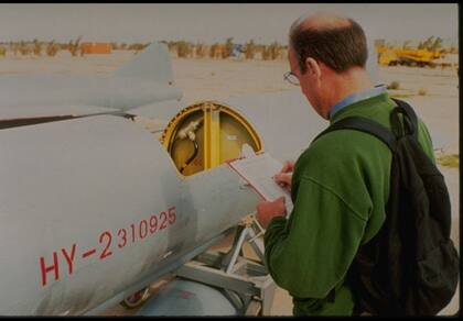 Experto de la misión UNSCOM en Irak 1992-1997 revisando un misil gusano de seda de fabricación china