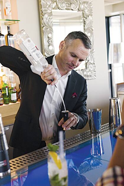 Experto. Dennis Tamse, embajador de marca de Ketel One, preparando un trago con vodka