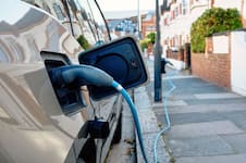 Explicación de un físico alemán: un auto eléctrico es seis veces más eficiente que uno con motor de combustión