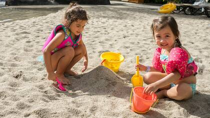 Expertos afirman que no es lo mismo que un chico se sienta feliz viendo una película que compartiendo una experiencia con otras personas