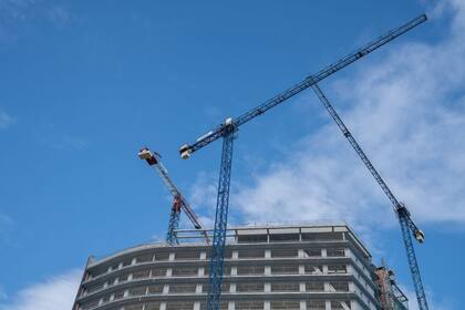 Expertos anticipan una ventana de oportunidad en el costo de construcción para aquellos que cuentan con dólares y proyectos en marcha.