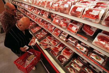 Expertos coinciden en que la mayoría de los consumidores no revisa las fechas de vencimiento en el comercio