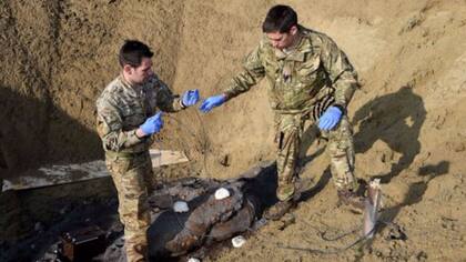 Expertos de EOD examinan una bomba en el este de Londres. La bomba fue desechada exitosamente