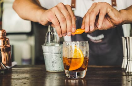 Expertos de la coctelería revelan las mejores combinaciones para hacer vermut en casa y que quede casi igual al que sirven en los bares