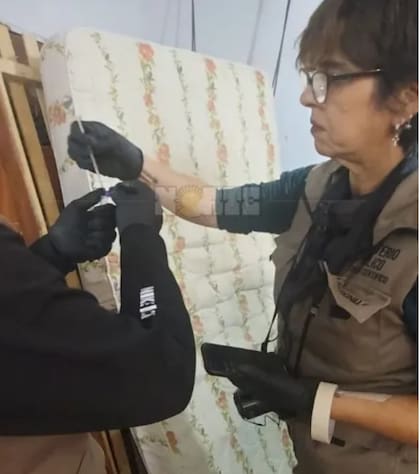 Expertos de la policía revisan el colchón que los Sena donaron después de la desaparición de Cecilia Strzyzowski (Diario Norte)