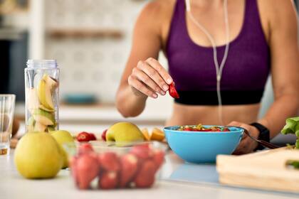 Expertos de Mayo Clinic sugieren elegir alimentos que tienen menor densidad calórica porque se pueden comer en porciones grandes