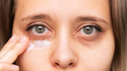 Expertos en dermatología indican que, es importante utilizar productos de protección solar e hidratación en todo el rostro, incluida esta zona, que suele ser muy sensible al ambiente
Foto: iStock