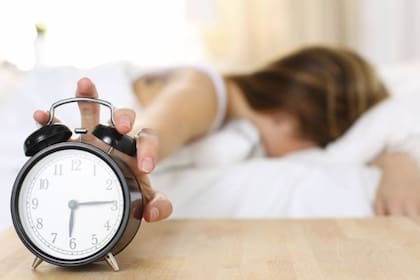 Expertos en salud recomiendan ajustar gradualmente los horarios de descanso en los días previos para minimizar los efectos del cambio. Foto: Archivo.