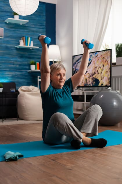 Expertos recomiendan ejercicios aeróbicos y levantamiento de pesas como una actividad regular