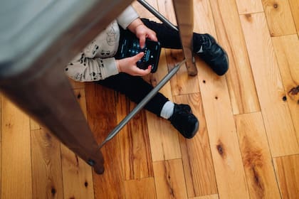 Expertos recomiendan limitar las horas de los niños en el celular (Unsplash)