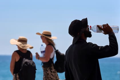 Expertos recuerdan la importancia de mantenerse hidratado en días de calor extremo